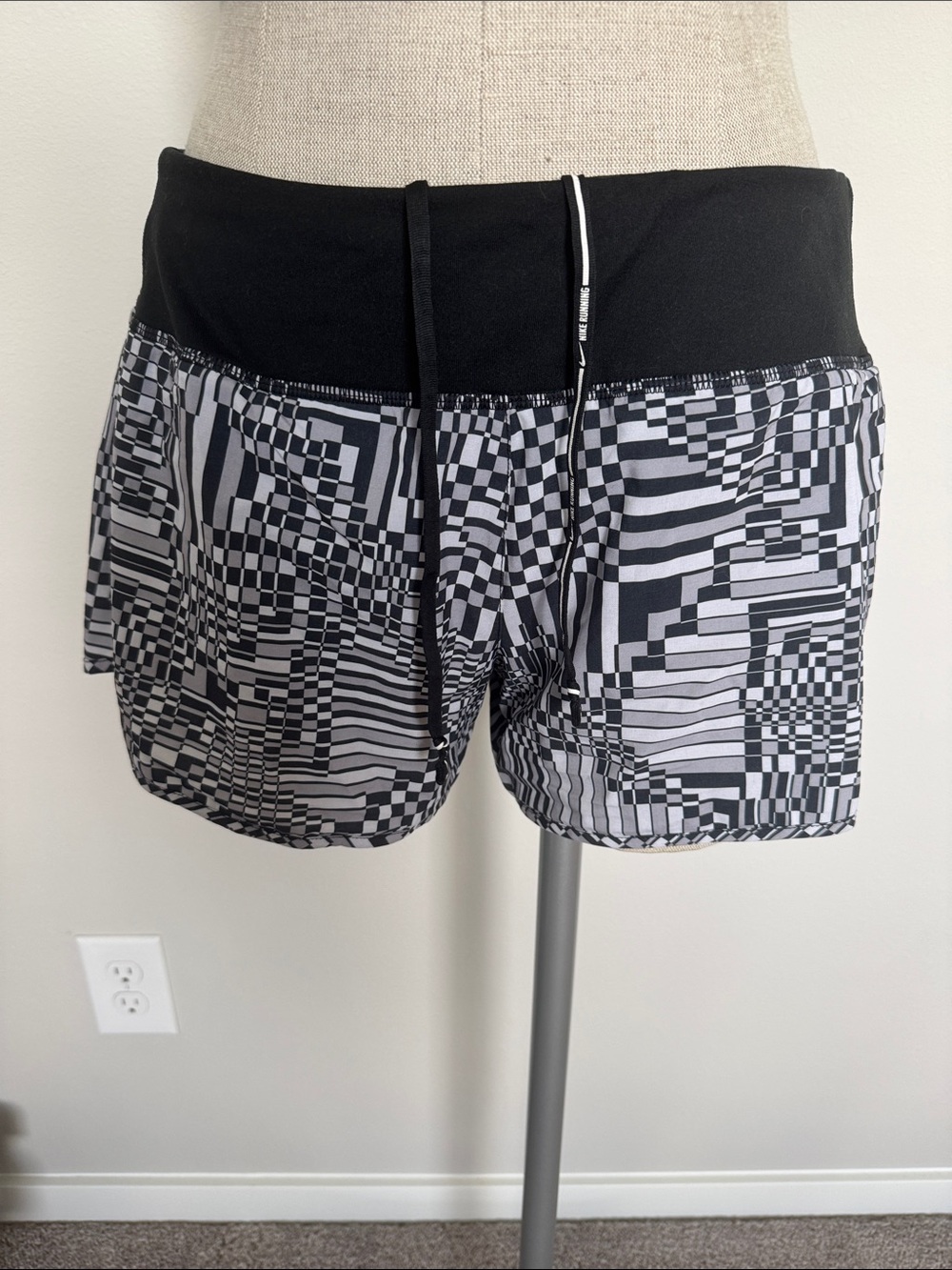 Nike Black & Gray Optical-Print Women’s Athletic Shorts